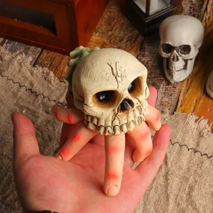 Realistische Halloween Totenkopf Harzfigur mit gruseligen Fingern für Garten Deko