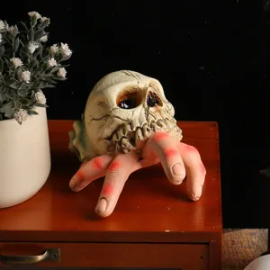 Realistische Halloween-Dekoration aus Harz: Totenkopf und Geisterhand für Garten.