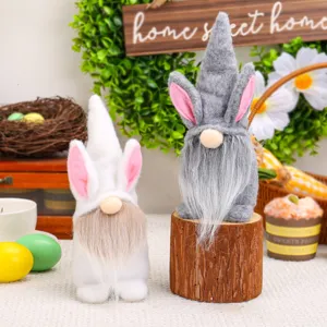 Due adorabili gnomi di Pasqua con orecchie da coniglio per decorazioni di festività
