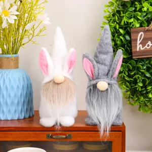 Adorabili gnomi pasquali con orecchie da coniglio per decorazioni festive di feste in casa.