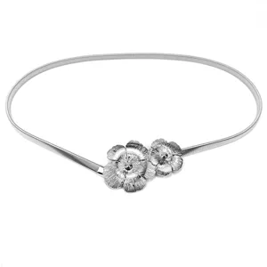 Elegante zilveren elastische veerriem met dubbele bloemengesp voor damesjurken.