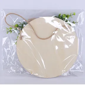 Detailansicht eines runden Holzschilds für das Badezimmer in einer Plastikverpackung