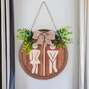 Rundes WC-Schild aus Holz im Landhausstil mit Symbolen und künstlichem Pflanzendekor