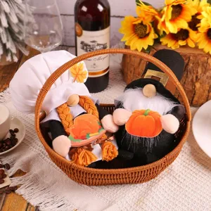 Adorable set de gnomos de Acción de Gracias hechos a mano en una cesta con calabaza y pavo