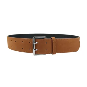 Elegante cintura in camoscio marrone per donna con fibbia a doppio ardiglione in metallo.