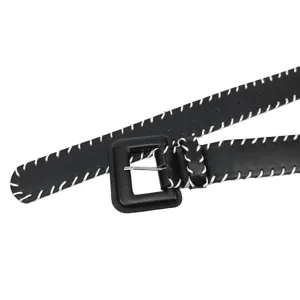 Cintura da donna vintage in pelle nera con cuciture bianche a contrasto e fibbia.