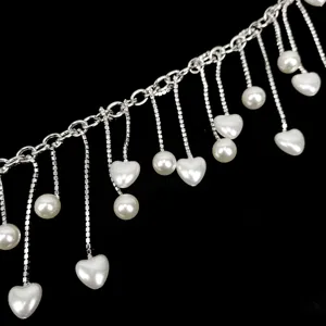 Elegante zilveren tailleketting met hartvormige hangers en parels voor avondjurken.