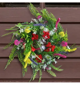 Detailweergave van de kunstmatige lente veldbloemkrans deurhanger met varens en bloemdecor