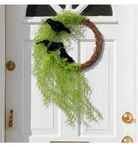 Dettaglio ravvicinato della ghirlanda di Halloween con corvi neri e muschio verde.