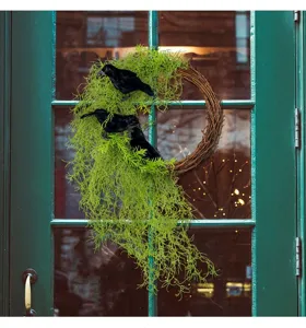 Ghirlanda di vite in muschio artificiale corvo nero di Halloween, dettaglio decorazione porta.
