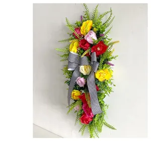 Corona vertical de flores artificiales para puerta con rosas y lazo a rayas