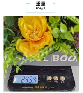 Vista detallada que muestra el peso de la corona de flores artificiales en báscula de 245,4g