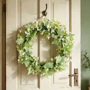 Couronne de printemps rustique avec feuilles d'eucalyptus et petites fleurs blanches