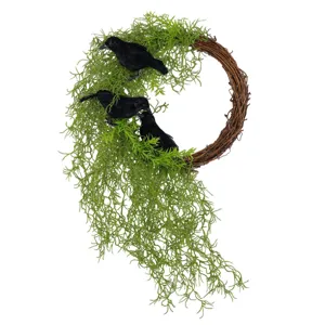 Ghirlanda di corvi artificiali di Halloween con base di rami e muschio verde per porta