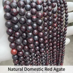 Primo piano di perle rotonde in diaspro papavero naturale per gioielli fai da te