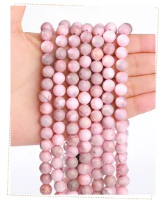 Gedetailleerde weergave van natuurlijke roze zebra jaspis kralen voor DIY sieraden
