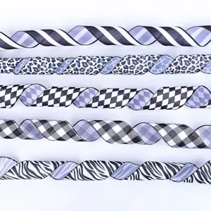 Rubans décoratifs à motifs noir et blanc pour emballages de cadeaux et projets DIY.