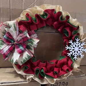 Festlicher Weihnachtskranz aus Sackleinen mit rot-grünem Netz und weißer Schneeflocken-Schleife