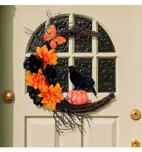 Halloween maankrans met kraai, pompoen en bloemen als decoratie voor een voordeur