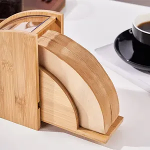 Detalle de soporte de bambú en forma de abanico para filtros de café con tapa protectora