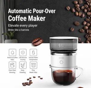 Macro-overzicht van automatische koffiemachine met extractie en verse koffiebonen