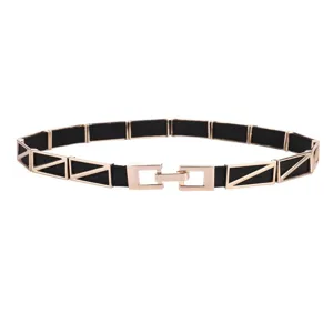 Ceinture métallique géométrique avec boucle triangle dorée et sangle élastique noire