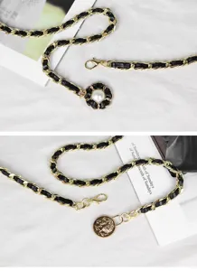 Detailaufnahme von Metallkettengürteln mit eleganter Perlenblume und dekorativen Vintage-Münzen.