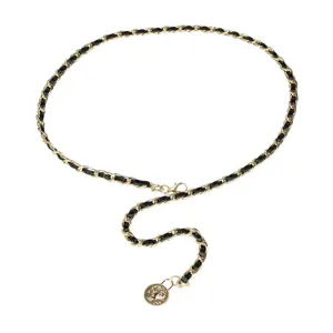 Eleganter goldfarbener Kettengürtel mit schwarzem Ledergeflecht und Münzanhänger für Damen