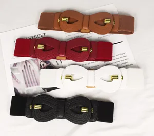 Détail de quatre ceintures élastiques à nœud en couleurs marron, rouge, blanc et noir