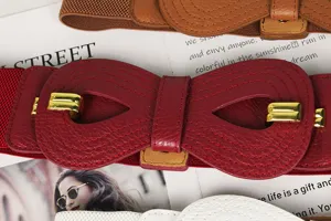 Vue détaillée d'une large ceinture élastique à nœud pour femme avec accents dorés