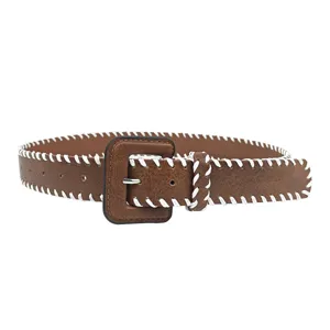 Cintura vintage in pelle marrone con impunture bianche e fibbia quadrata.
