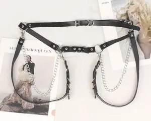 Vista dettagliata dell'imbracatura punk gotica in pelle nera con catene d'argento