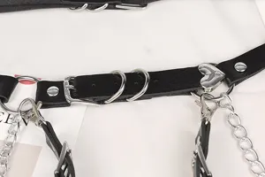 Primo piano di una cintura in pelle stile gotico con fibbia a cuore e catene metalliche