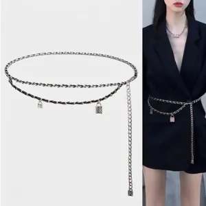 Elegante cintura a catena in metallo argentato con pelle intrecciata e ciondoli lucchetto