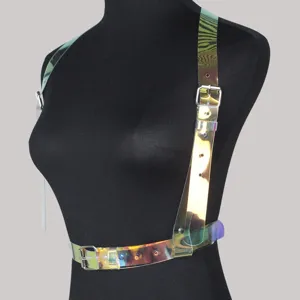 Vue détaillée d'une ceinture de harnais de poitrine holographique avec boucles en argent