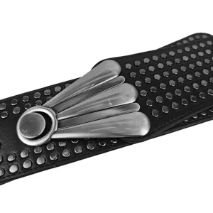 Brede zwarte punk leren riem met zilveren klinknagels en een unieke metalen gesp