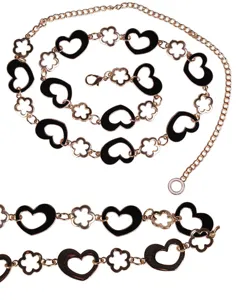 Primo piano dettagliato delle maglie a cuore e fiore nere di una cintura a catena dorata