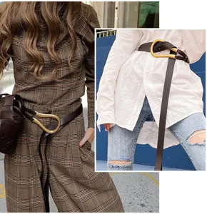 Vue détaillée de la ceinture en cuir pour femme avec boucle en fer à cheval sur tenues