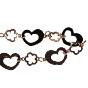 Elegante catena da vita in metallo dorato con cuori e fiori in smalto nero per abiti