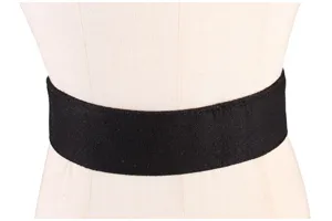 Rückansicht eines breiten schwarzen Taillengürtels aus Wolle auf einer Schneiderpuppe
