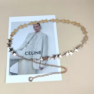 Eleganter goldfarbener Taillenkettengürtel für Damen mit dekorativen fünfzackigen Sternanhängern