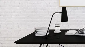 Detail van een draagbare mini automatische koffiezetapparaat op een modern bureau