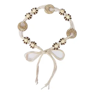 Cintura bohémien fatta a mano con perle in legno e anelli in cocco su sfondo bianco.