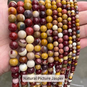 Primo piano macro di perle in pietra naturale gialla per la creazione di gioielli