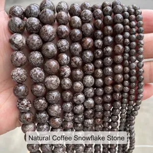 Dettaglio macro di perle di pietra naturale fiocco di neve caffè per gioielli DIY