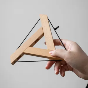 Dessous de plat triangulaire en bois massif avec cordon de suspension pour le camping