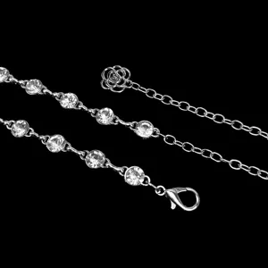 Elegante cinturón de cadena plateada con diamantes de imitación y dije de rosa.