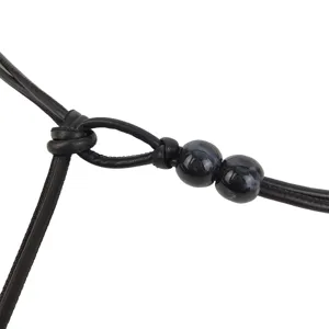 Dettaglio di una sottile cintura a corda nera con perle decorative per abiti femminili