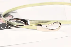Close-up of an elegant gold elastic metal chain belt featuring a refined hook buckle.