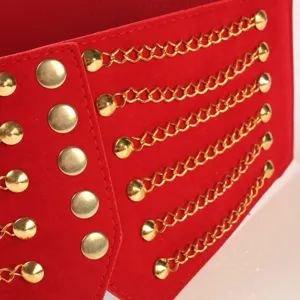 Breiter roter Punk-Gürtel für Damen mit goldenen Ketten und eleganten Nieten-Details.